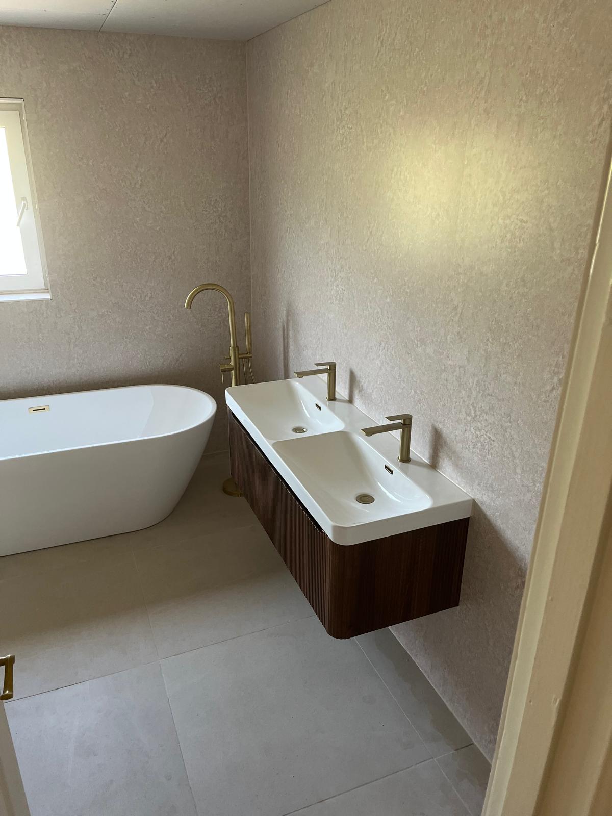 Double vanity in a genuine RJN bathroom project